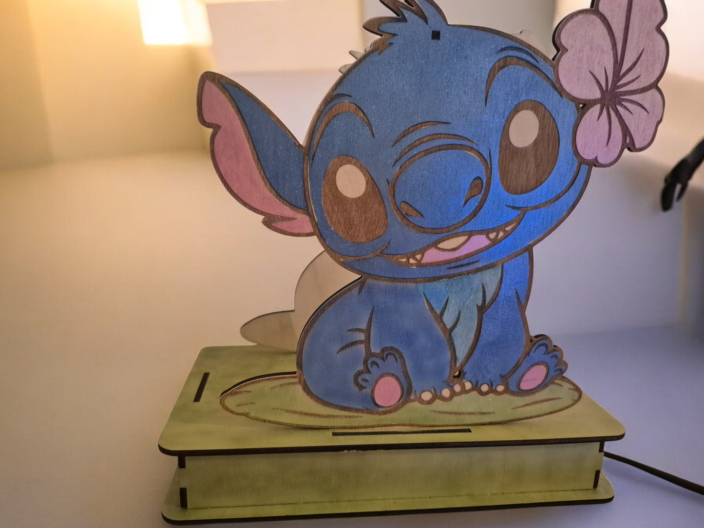 Houten LED Lamp β Stitch met Bloem Uniek Nachtlampje
