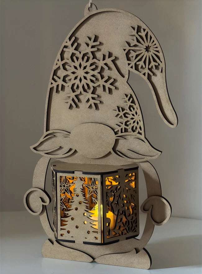 ✨ Houten Kerst Gnome met Lantaarn – Warm Winterlicht