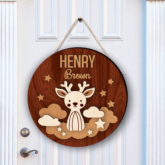 Gepersonaliseerd Houten Deurbord – "Henry Brown" Rendierdesign