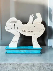 Gepersonaliseerd Houten Geboortebord Baby op Handen Gedragen Met Naam & Geboortegegevens