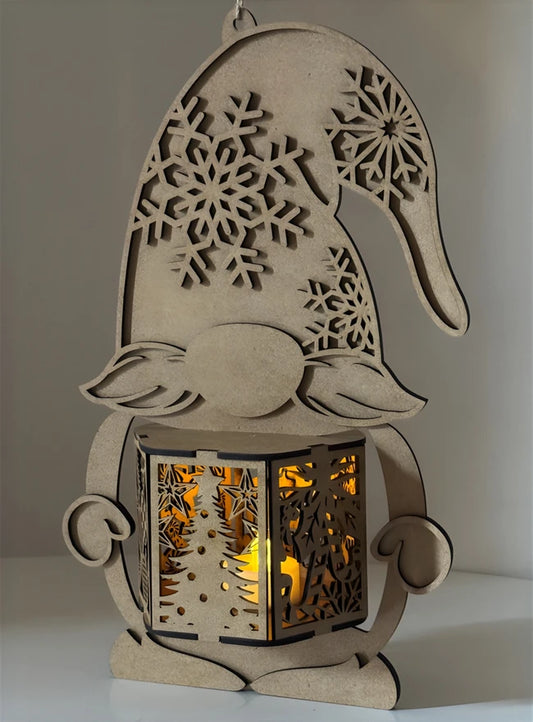 ✨ Houten Kerst Gnome met Lantaarn – Warm Winterlicht