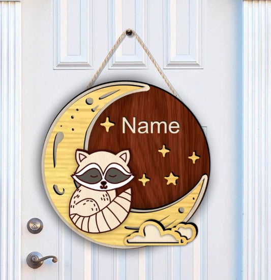 Gepersonaliseerd Houten Naambordje – Wasbeer op Maan