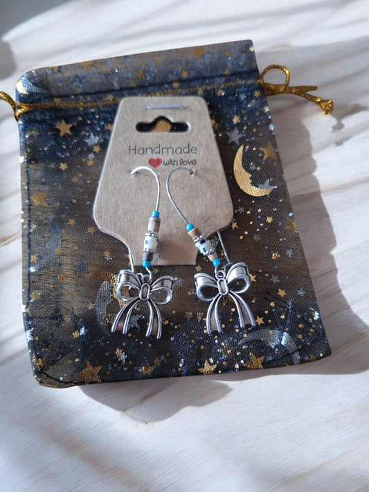 🎀 Bow Charm Oorringen – Strikjes met sparkle en stijl ✨