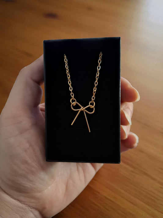 🎀 Gouden Strikjesketting – Voor meisjes die overal een feestje van maken! 🎉