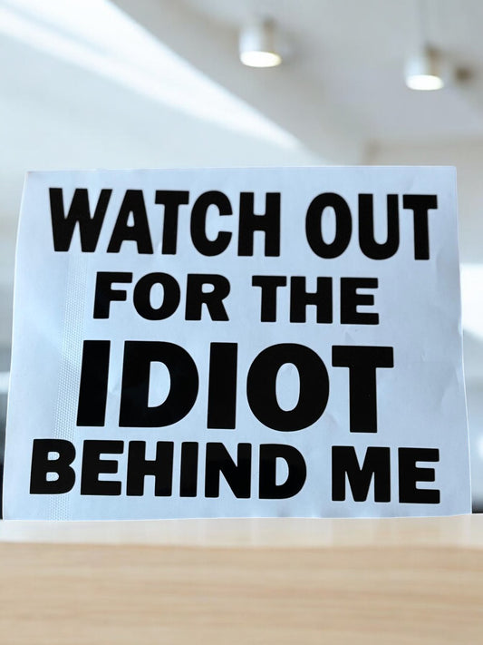 Sticker "Watch Out for the Idiot Behind Me" – Droge Humor op de Weg